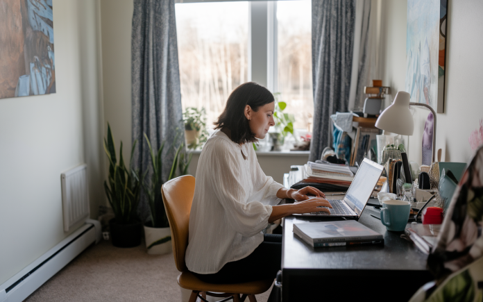 Comment éviter la tendinite du bras en travaillant sur ordinateur : conseils pour 2025